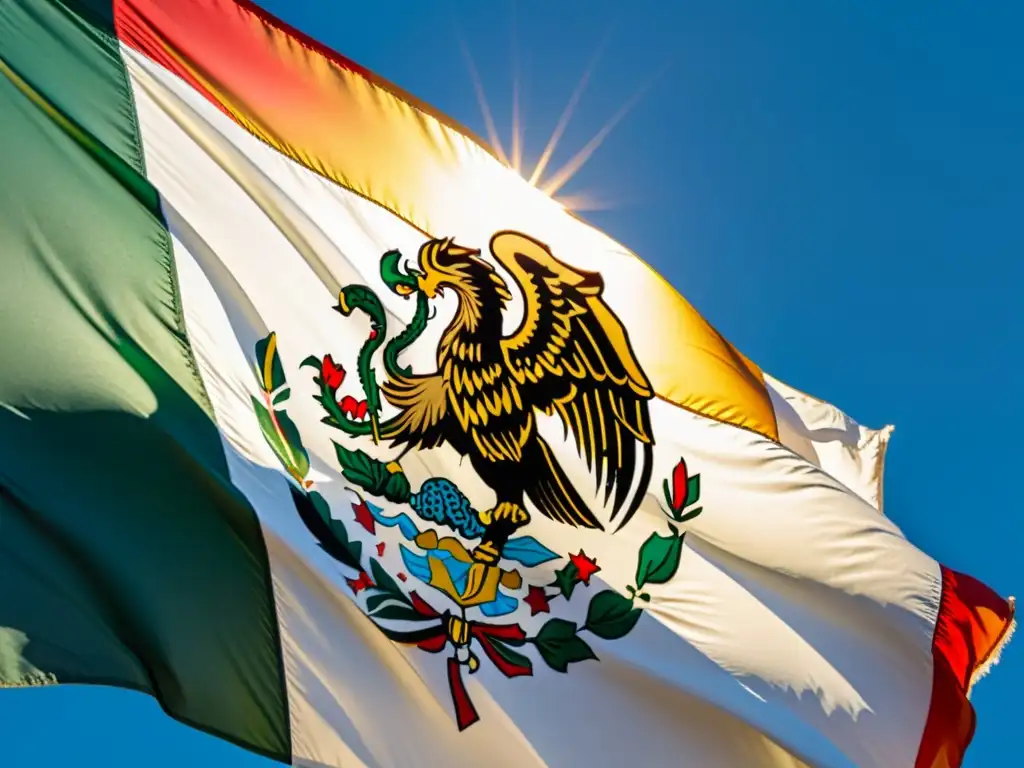 Bandera de México ondeando con orgullo bajo el sol La bandera de México ondea bajo el cálido sol, detallando el águila, serpiente y cactus