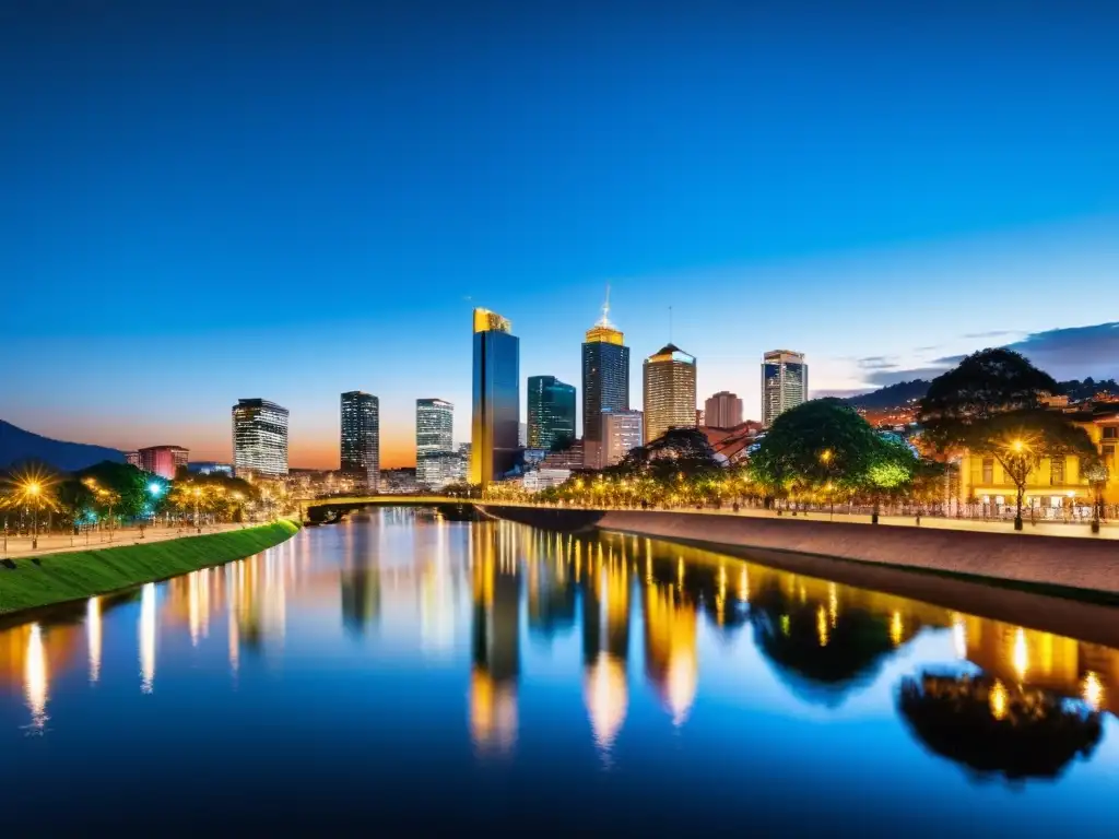 Panorámica de Bogotá: modernos rascacielos iluminados al anochecer Vista panorámica de Bogotá al anochecer, con modernos rascacielos iluminados reflejándose en el río